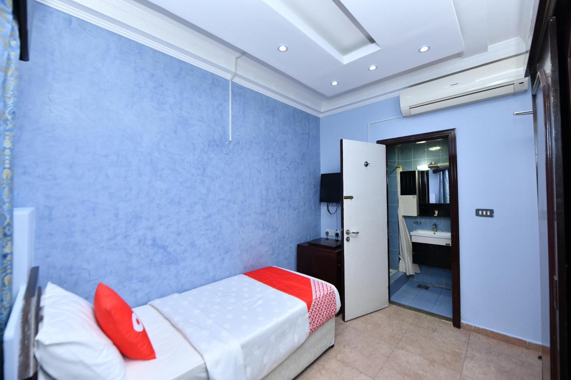 Oyo 137 Marina Hotel Маскат Экстерьер фото